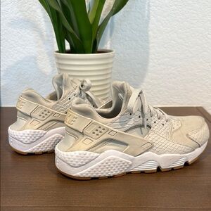 EUC: Nike huarache - Light Beige